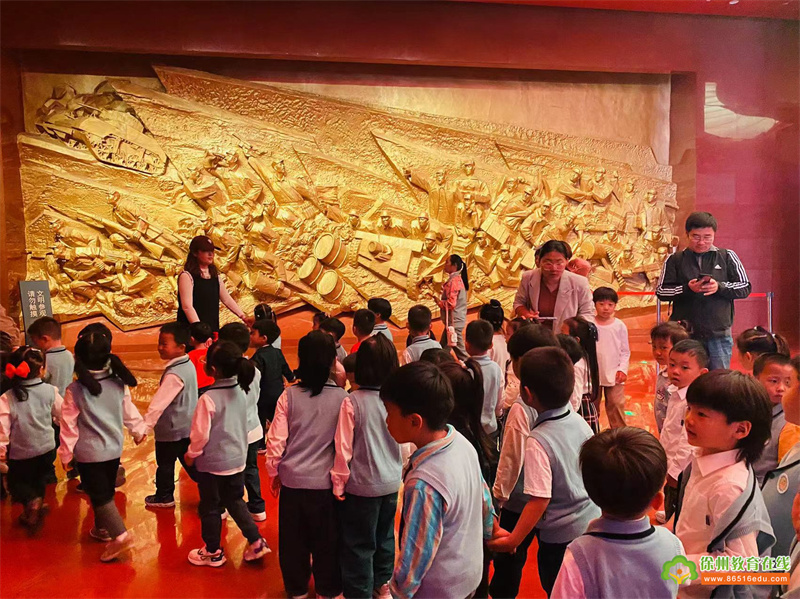 缅怀革命先烈 传承红色精神 ——一实幼中班年级走进“淮海战役纪念馆”研学活动