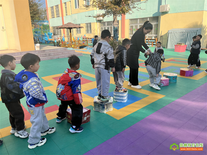 单集镇中心幼儿园：大二班幼儿晨间梅花桩之趣活动报道