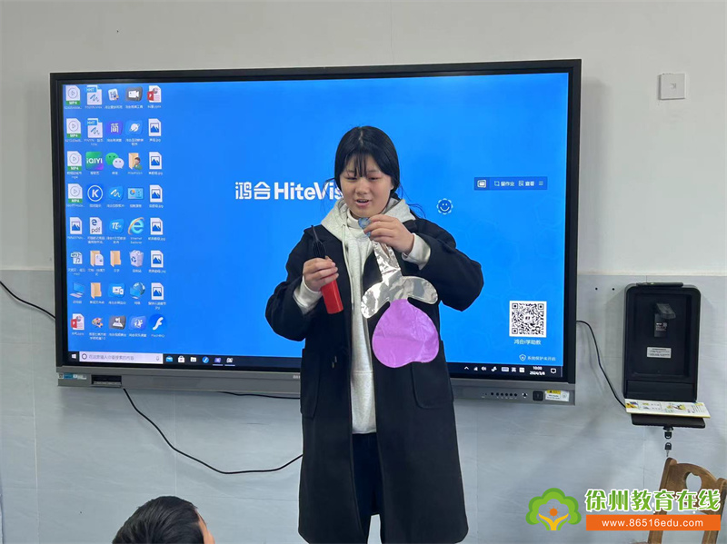 “庆三八妇女节，气球传递温馨祝福”——单集镇中心幼儿园