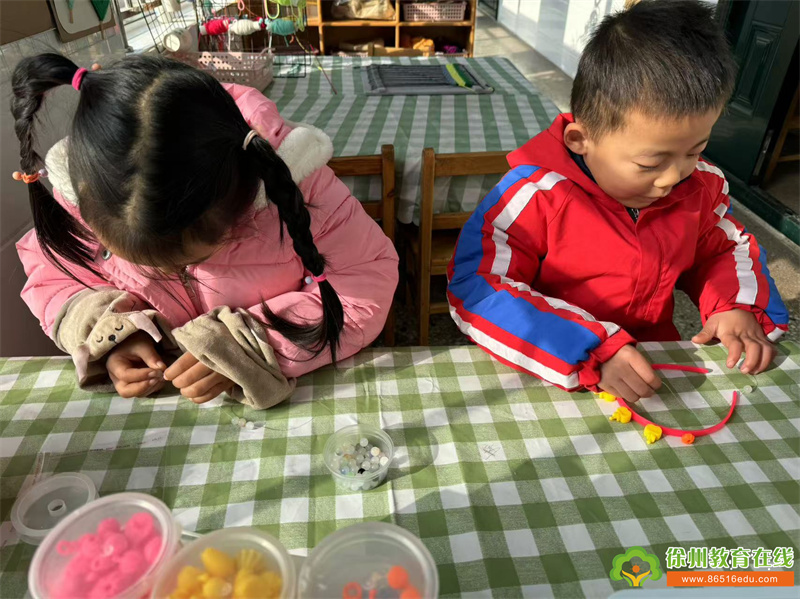 串珠乐趣，点亮童心——单集镇贺庄幼儿园大班创意手工活动