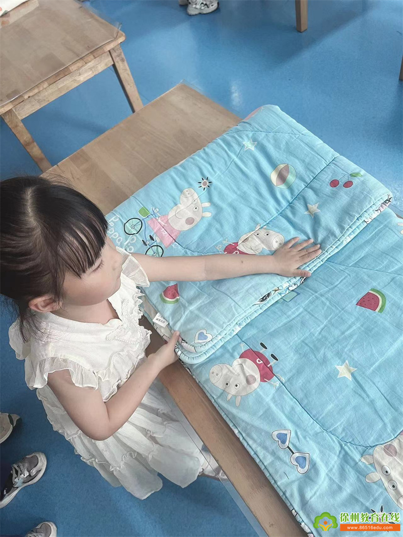 单集镇中心幼儿园：叠被子小能手