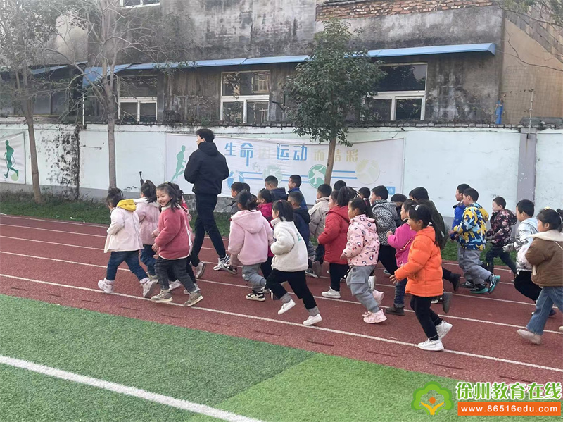 拥抱寒冬，快乐跑操——单集镇贺庄幼儿园晨跑锻炼活动