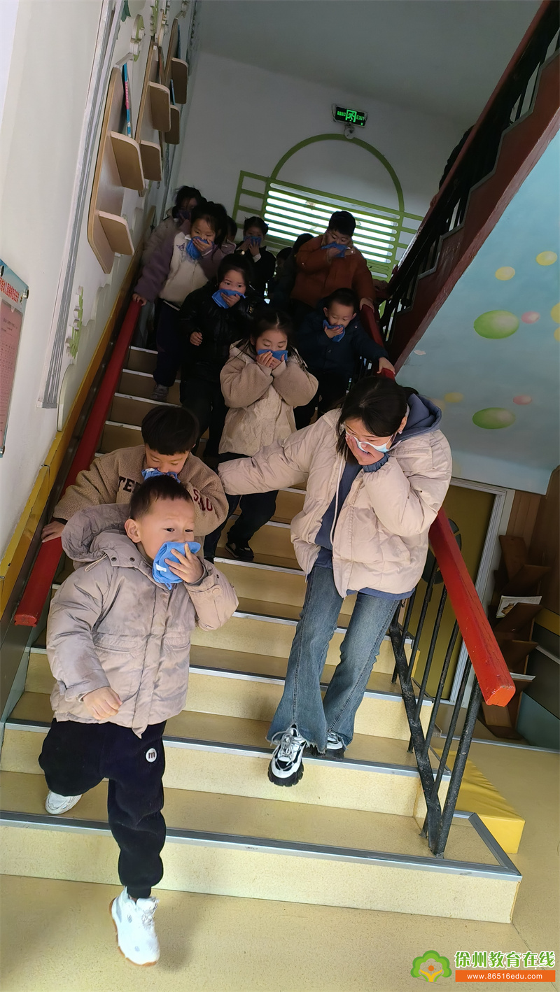 以“演”筑防 安全“童”行——贾汪区团结幼儿园开展消防演练活动