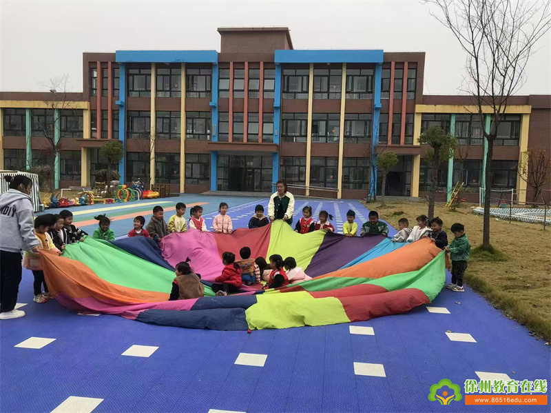 单集镇黄集幼儿园小班彩虹伞下的团结与欢乐