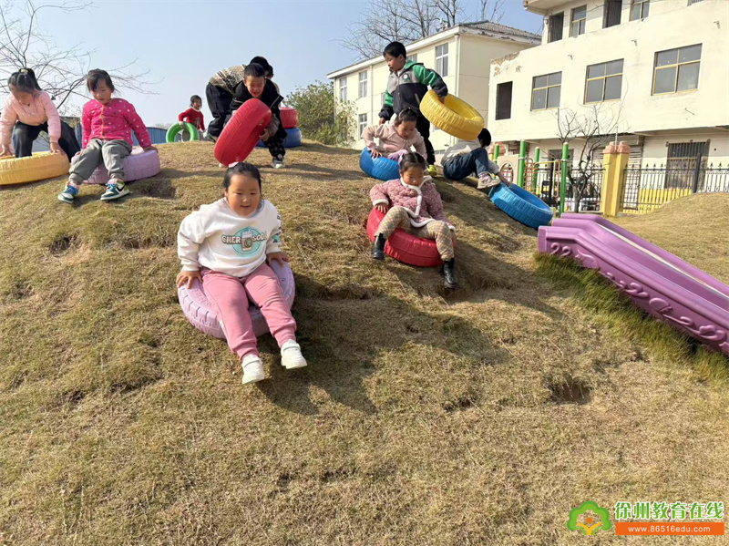 幼儿园趣味滑草，畅享欢乐时光——单集镇黄集幼儿园大班滑草初体验