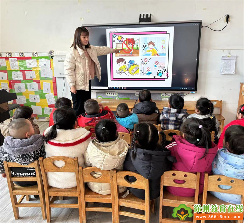 安全“童”行——单集镇中心幼儿园小一班