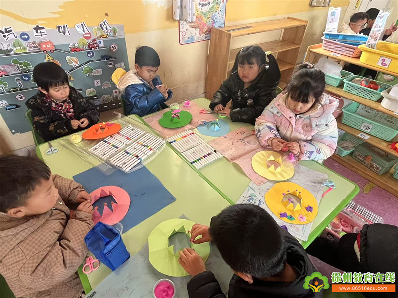 用心陪伴，静待花开——汴塘镇中心幼儿园中一班制作开心帽手工活动
