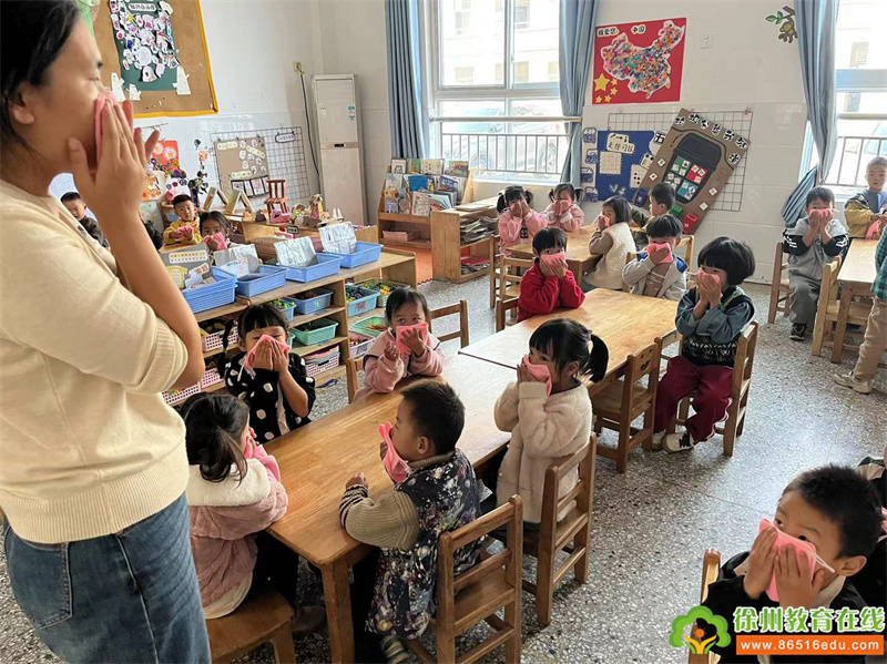 消防零距离，安全伴“童”行——单集镇贺庄幼儿园开展消防演练活动