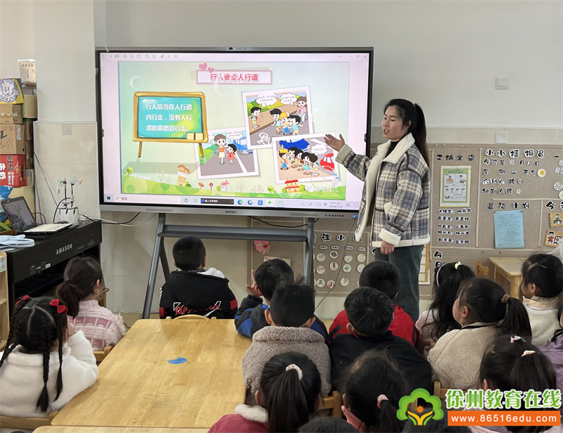 唤醒安全心 点亮“童”行路 ——大许镇中心幼儿园交通安全主题教育活动