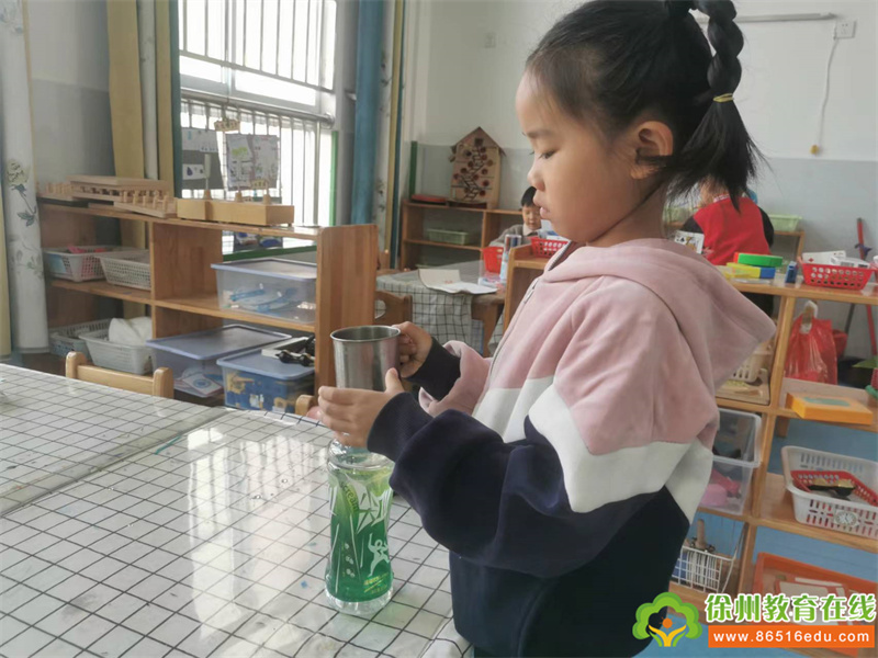 戳不破的纸——单集镇中心幼儿园大一班开展科学小课堂活动