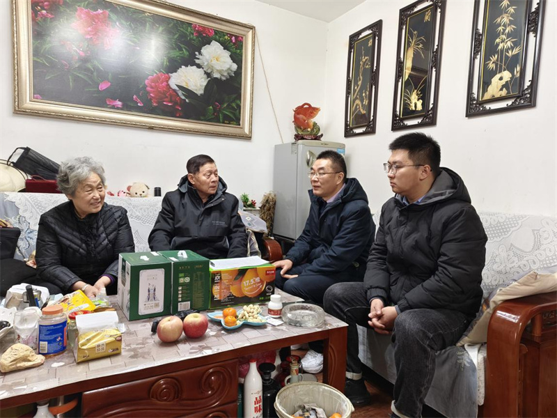 徐州市儿童医院党委春节前夕走访慰问离退休老干部