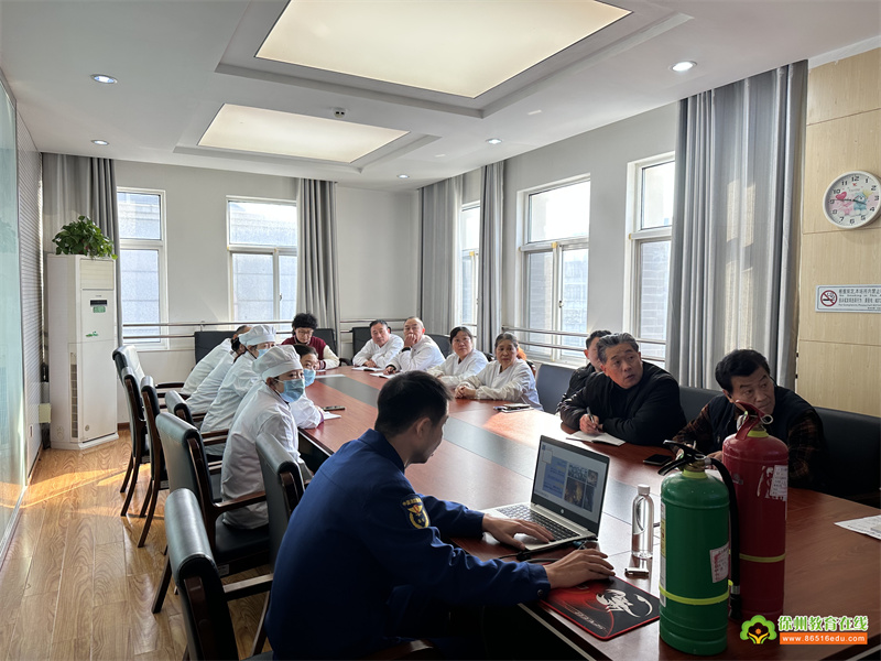 预防为主 防消结合 ——一实幼开展食堂工作人员消防培训演练活动