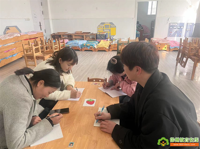 生活小能手 快乐显身手——单集镇中心幼儿园小班组主题教研活动