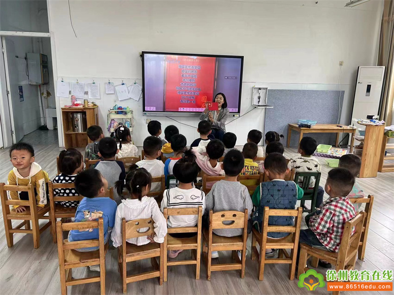 单集镇中心幼儿园：小二班“我爱你，中国”国庆节主题教育活动