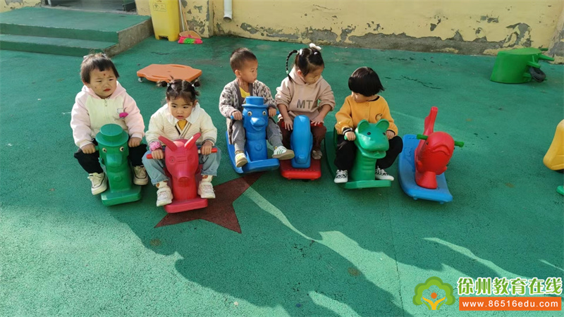 户外活动乐趣多——单集镇中心幼儿园小二班户外活动