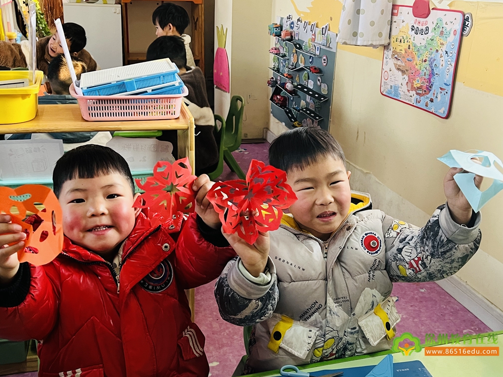 “巧手剪窗花，笑语迎新年”汴塘镇中心幼儿园中班组剪窗花活动