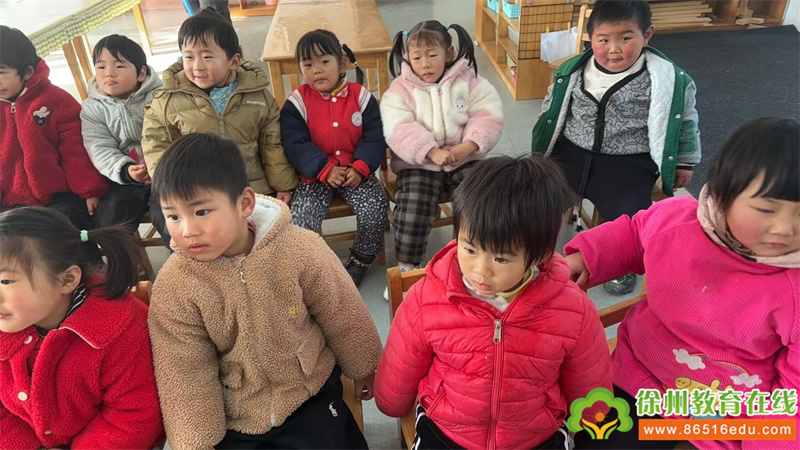 单集镇黄集幼儿园小班棉签点画活动