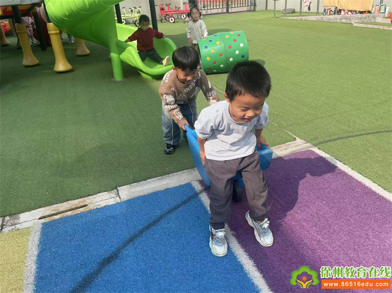 平衡踩踏，感统训练——记单集镇贺庄幼儿园中班户外感统训练活动